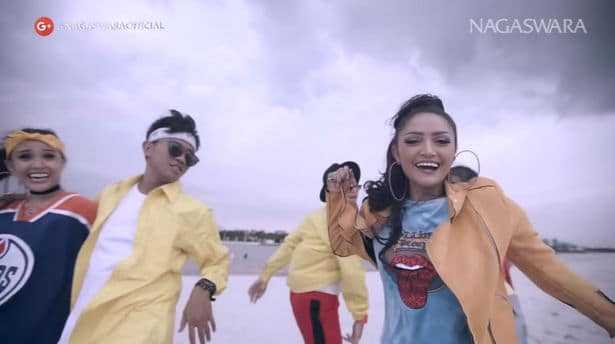 ลากิ Lagi Syantik - Siti Badriah